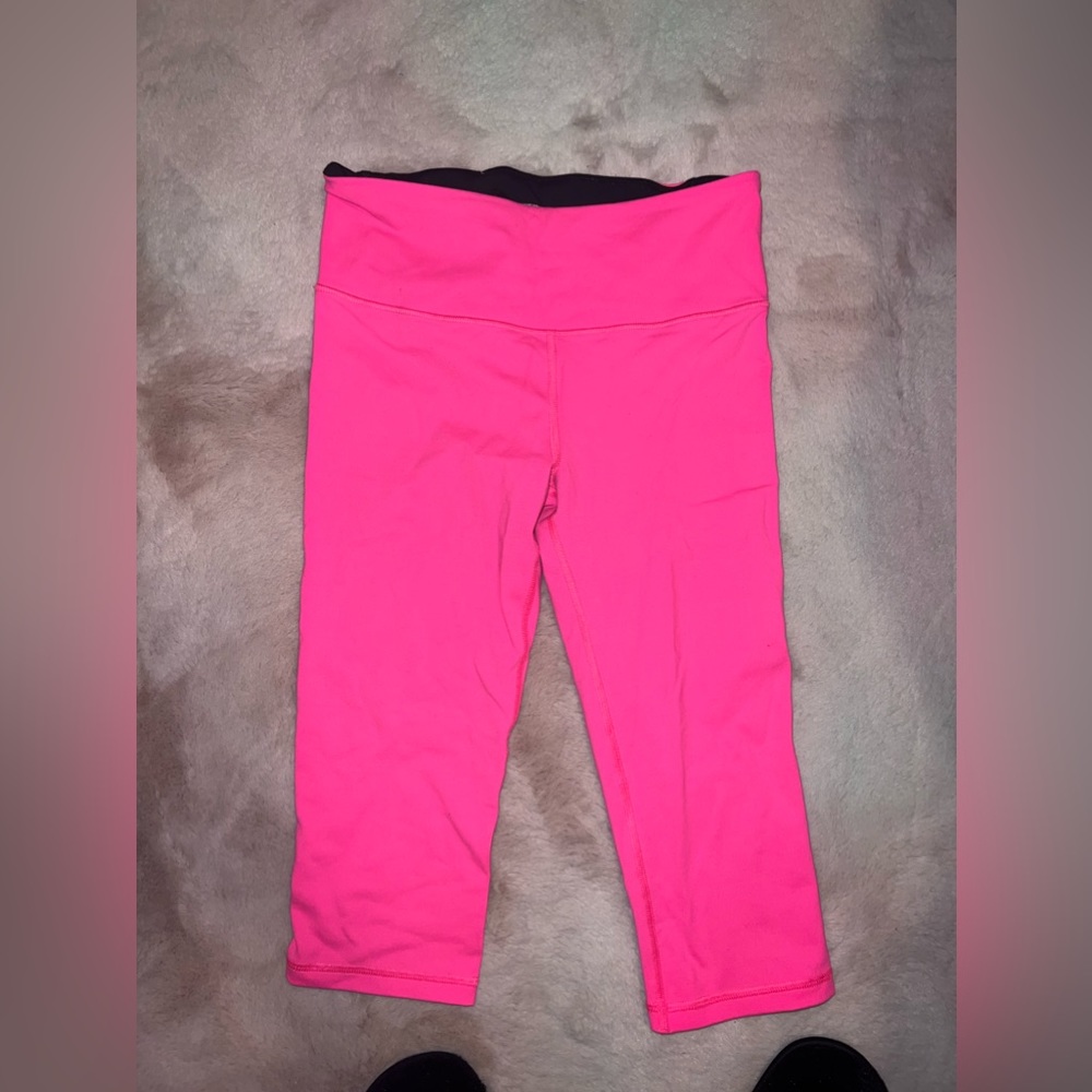 Bright pink VS sport cropped leggings, perfect condition! Size small